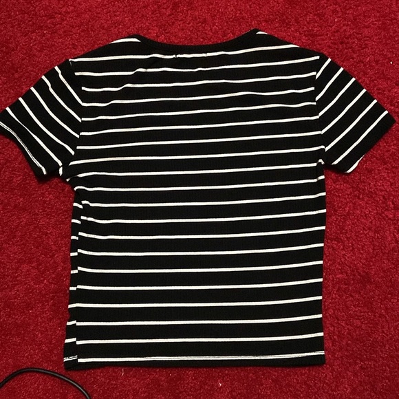 There are no issues with the shirt, it’s cropped. I believe it is from Ross. - Picture 2 of 2